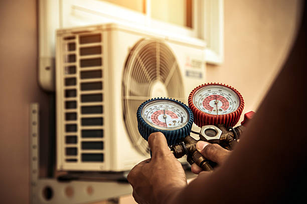 Professional Ac Installation technician working in Wellman, IA